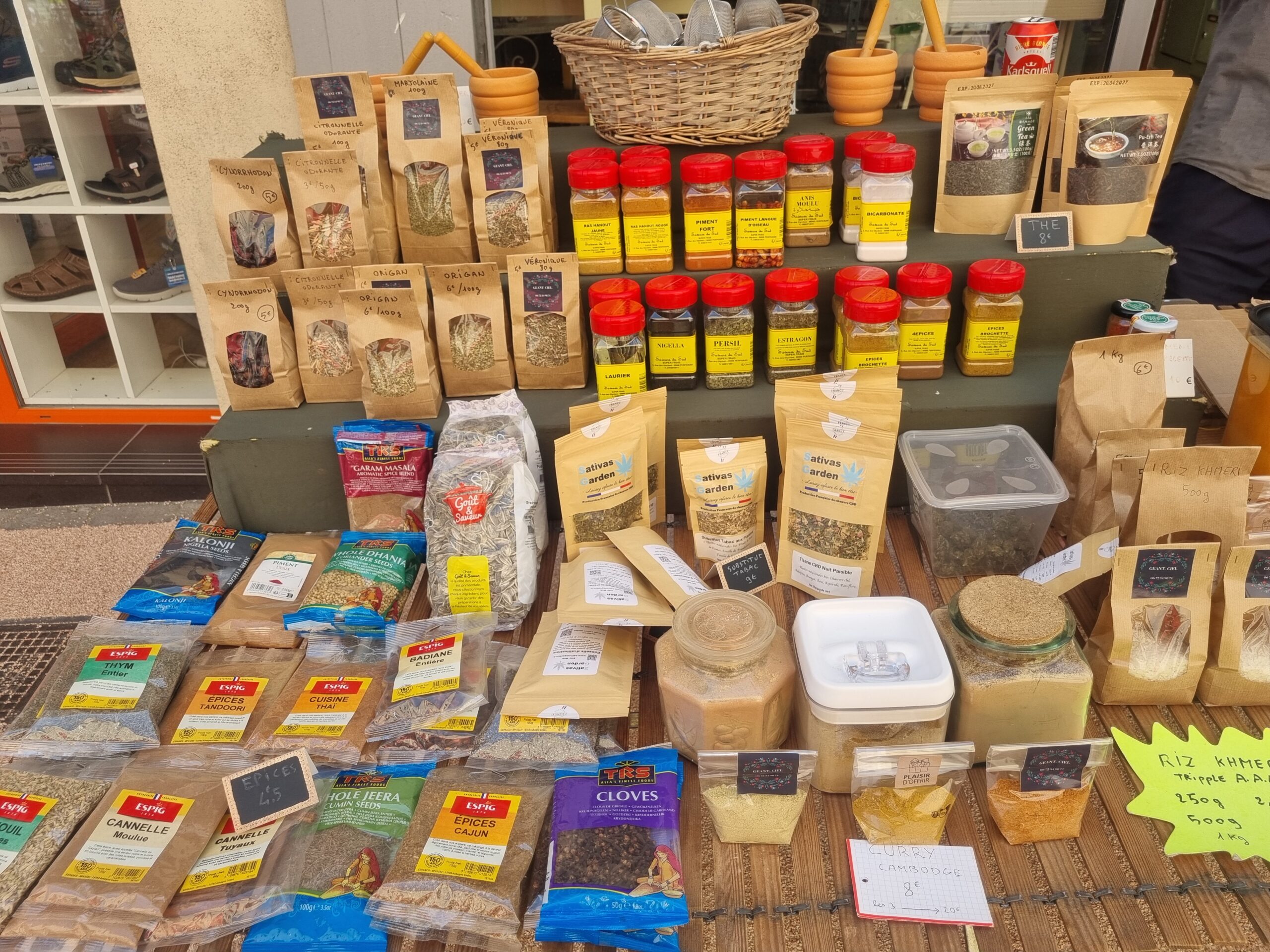 L'étal de Stéphane devant sa boutique ou au marché étal d'un vendeur d'épices